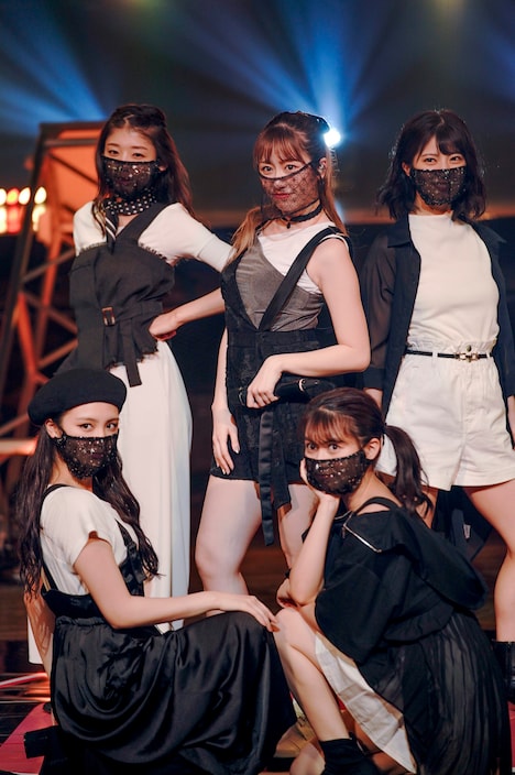 CROWN POPとアメフラっシのメンバーを従えて「Girls Meeting」をパフォーマンスするあーりん。（撮影：上飯坂一）