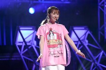 アンコールに応え、Tシャツ姿で再登場したあーりん。（撮影：上飯坂一）