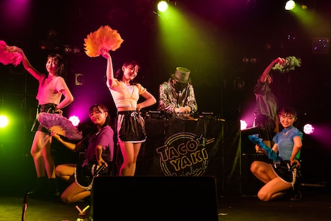 ジュリ扇を手にDJブースを囲むたこやきレインボー。