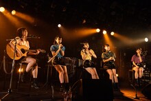 ギター弾き語りで「一緒に帰ろう」を歌うたこやきレインボー。