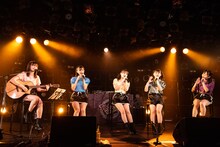 ギター弾き語りで「一緒に帰ろう」を歌うたこやきレインボー。