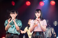 「なにわのはにわ」で縦笛を吹く根岸可蓮（左）と彩木咲良（右）。