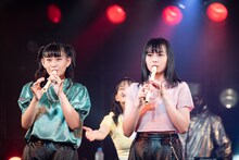 「なにわのはにわ」で縦笛を吹く根岸可蓮（左）と彩木咲良（右）。