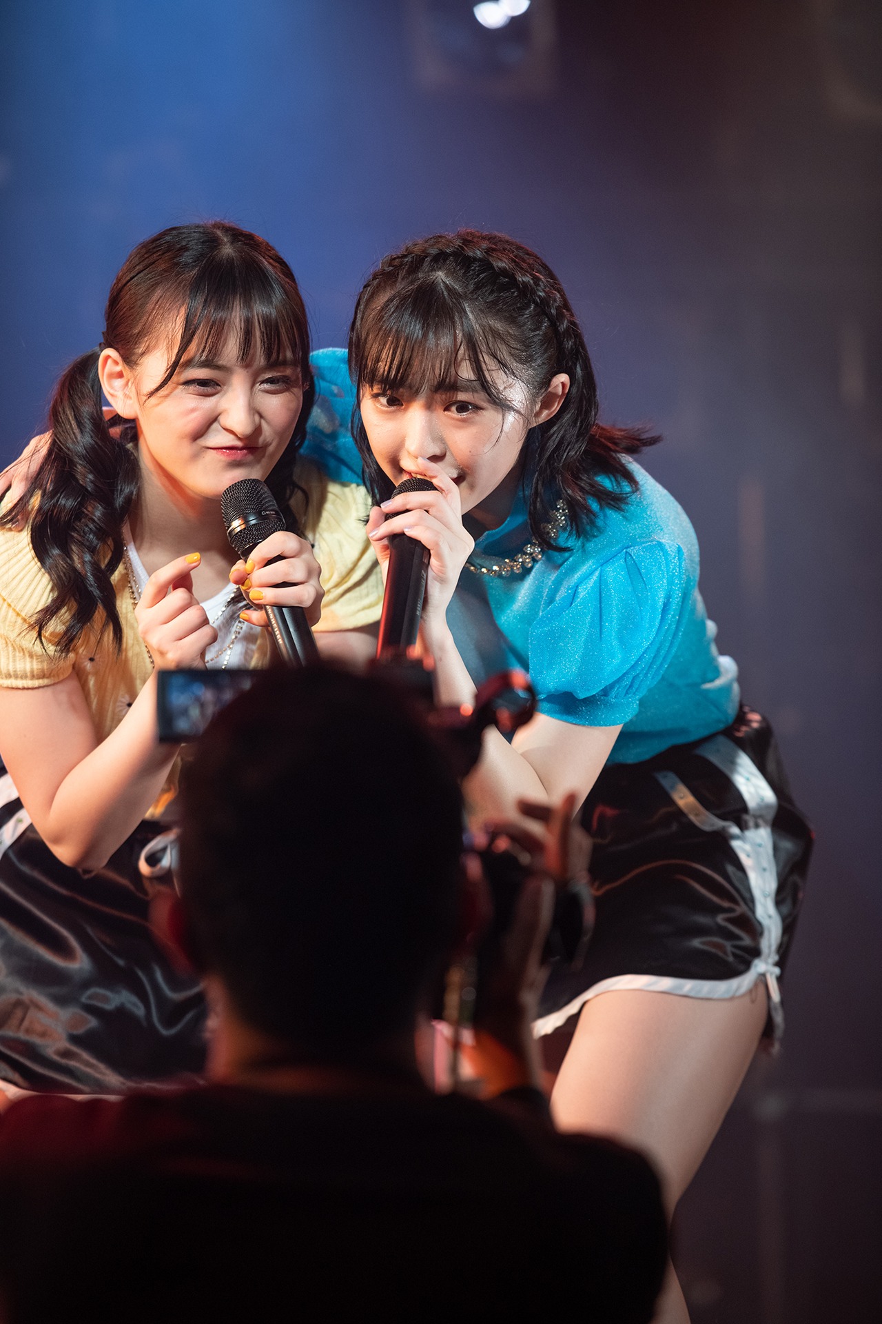 カメラの向こうにいる虹家族にアピールする清井咲希（左）と春名真依（右）。