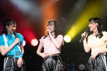 左から春名真依、彩木咲良、清井咲希。