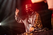 メンバーの振り付けに合わせて踊るCMJK