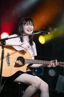 ギターを演奏する彩木咲良。