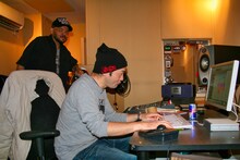 2011年、TOJIN BATTLE ROYALのレコーディングに立ち会うD.L。PC前に座っているのはメンバーのHATAJI-LO。（写真提供：Katsuya[TOJIN BATTLE ROYAL]）