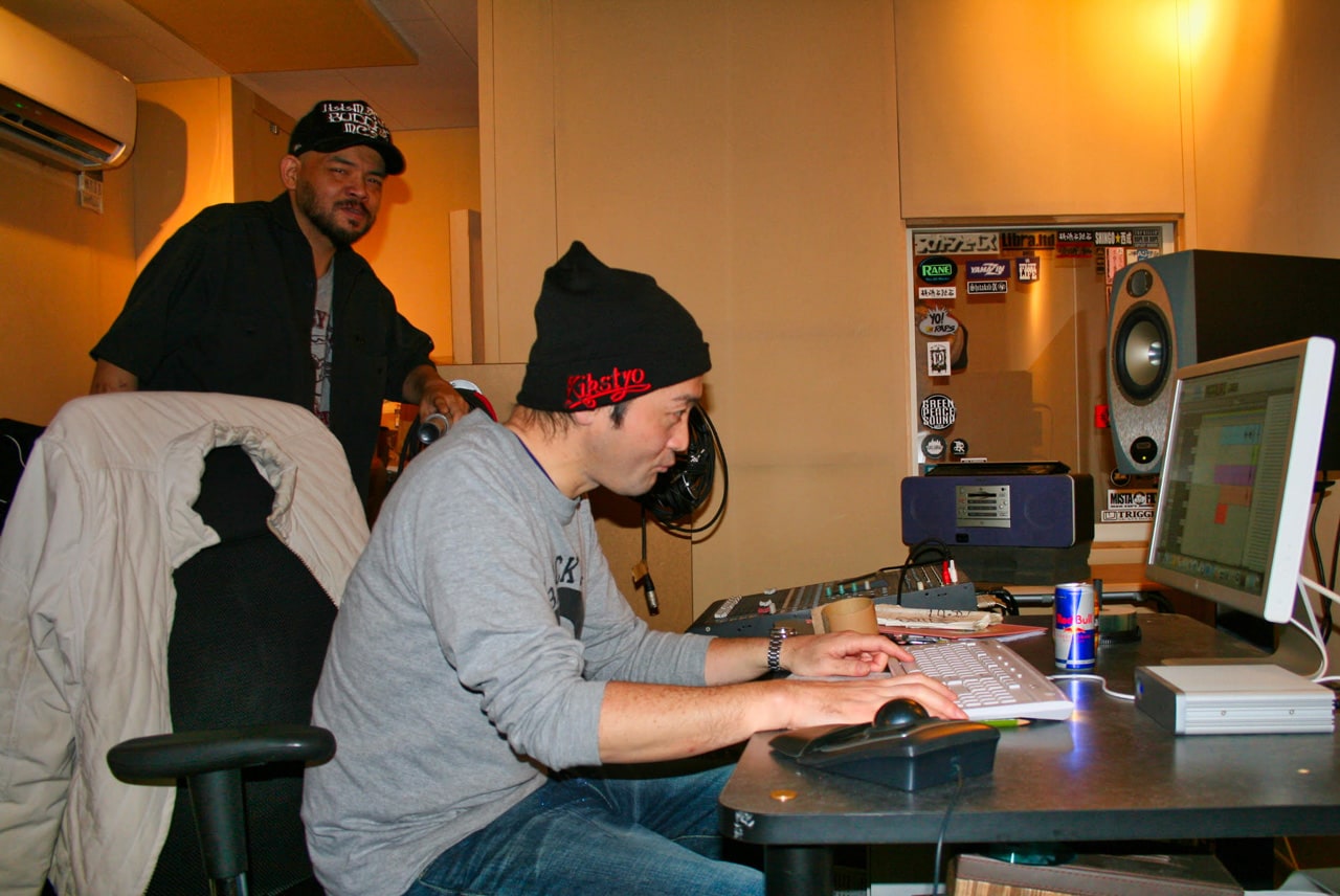 2011年、TOJIN BATTLE ROYALのレコーディングに立ち会うD.L。PC前に座っているのはメンバーのHATAJI-LO。（写真提供：Katsuya[TOJIN BATTLE ROYAL]）