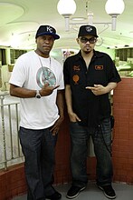 2009年、Ultramagnetic MC'sのクール・キースと中野ブロードウェイにて。D.Lはウルトラのメンバーと親交があり、MV「Ultramagnetic MC's - Two Brothers With Checks」にも出演している。（写真提供：Katsuya[TOJIN BATTLE ROYAL]）