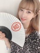 扇子を持つ羽島みき。