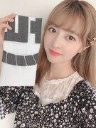 手ぬぐいを持つ羽島みき。