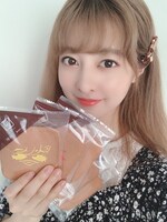 瓦せんべいを持つ羽島みき。