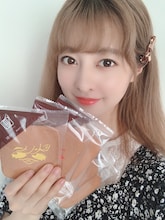 瓦せんべいを持つ羽島みき。