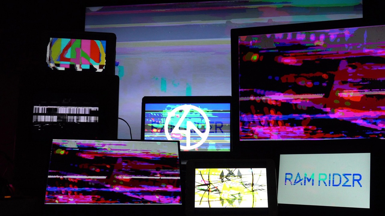 RAM RIDER「RADIO BOY」ミュージックビデオより。