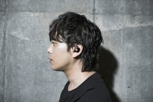 「TE-D01d-pnk」を装着したピエール中野（凛として時雨）。