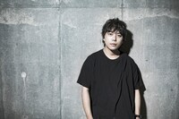 「TE-D01d-pnk」を装着したピエール中野（凛として時雨）。