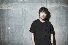 「TE-D01d-pnk」を装着したピエール中野（凛として時雨）。