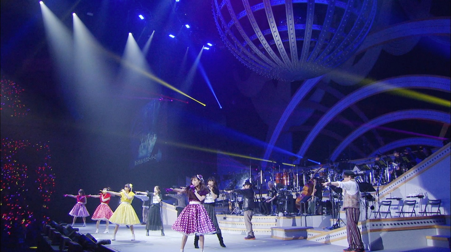 「ももいろクリスマス2019～冬空のミラーボール～」より「The Diamond Four」のパフォーマンスシーン。