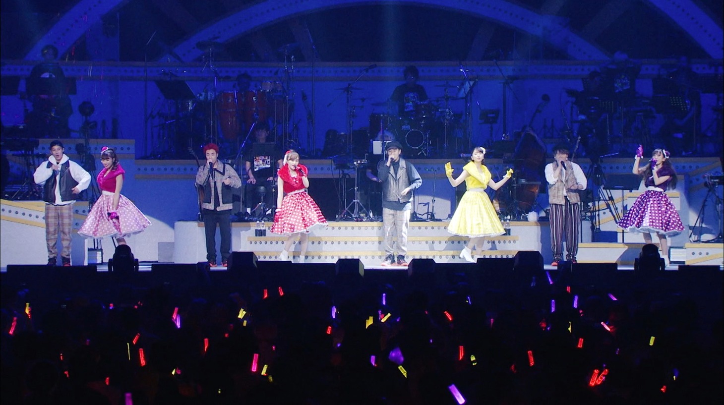 「ももいろクリスマス2019～冬空のミラーボール～」より「The Diamond Four」のパフォーマンスシーン。