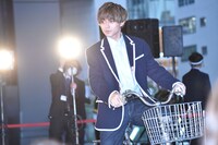 ママチャリで秋葉原のイベント会場にやってきた永瀬廉。