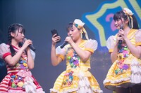 コメントをチェックする的場華鈴（中央）。