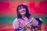 「夕暮れグラデーション」を歌いながら涙を流す鶴見萌。