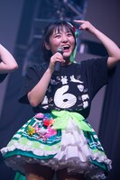 虹コン6周年Tシャツの「6」ロゴはメンバー内コンペで選ばれた岡田彩夢のデザイン。