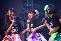 Tシャツにプリントされたうさぎの絵をカメラに向ける蛭田愛梨。