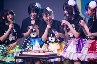 ケーキの登場に沸く虹コン。