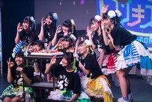 ケーキを囲む虹のコンキスタドール﻿。