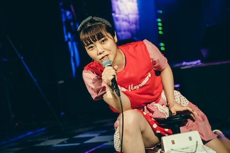 「教習所」を歌う眉村ちあき。（撮影：二宮ユーキ）