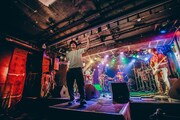 「ライブナタリー “眉村ちあき×トリプルファイヤー” at SHINJUKU LOFT」よりトリプルファイヤーのステージの様子。（撮影：二宮ユーキ）