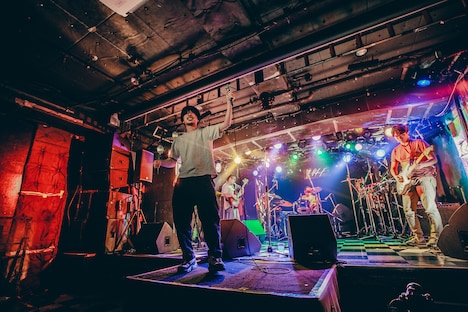 「ライブナタリー “眉村ちあき×トリプルファイヤー” at SHINJUKU LOFT」よりトリプルファイヤーのステージの様子。（撮影：二宮ユーキ）