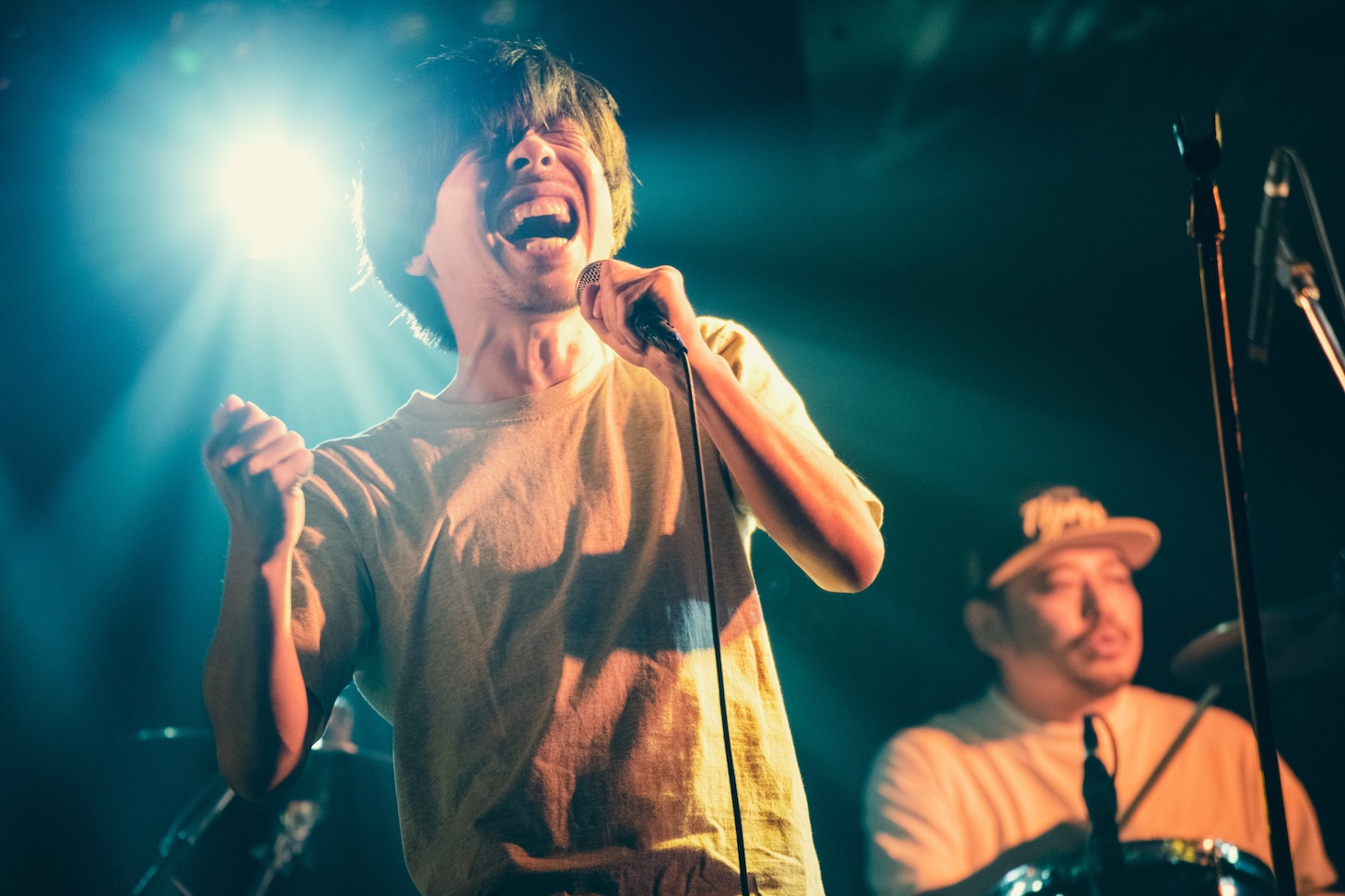 「ライブナタリー “眉村ちあき×トリプルファイヤー” at SHINJUKU LOFT」よりトリプルファイヤーのステージの様子。（撮影：二宮ユーキ）