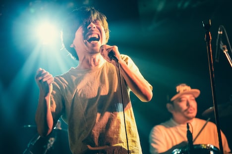 「ライブナタリー “眉村ちあき×トリプルファイヤー” at SHINJUKU LOFT」よりトリプルファイヤーのステージの様子。（撮影：二宮ユーキ）