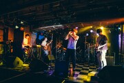 「ライブナタリー “眉村ちあき×トリプルファイヤー” at SHINJUKU LOFT」よりトリプルファイヤーのステージの様子。（撮影：二宮ユーキ）