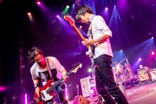 左から田淵智也（B）、斎藤宏介（Vo, G）。（Photo by Viola Kam［V'z Twinkle］）