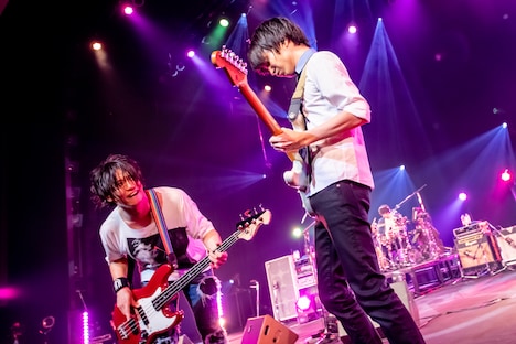 左から田淵智也（B）、斎藤宏介（Vo, G）。（Photo by Viola Kam［V'z Twinkle］）