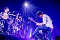 左から鈴木貴雄（Dr）、田淵智也（B）。（Photo by Viola Kam［V'z Twinkle］）