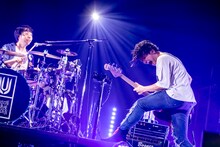 左から鈴木貴雄（Dr）、田淵智也（B）。（Photo by Viola Kam［V'z Twinkle］）