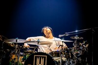 鈴木貴雄（Dr）（Photo by Viola Kam［V'z Twinkle］）