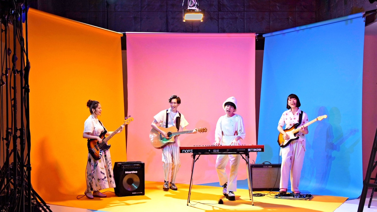 Hi Cheers!「ABCがワカラナイ」ミュージックビデオのワンシーン。