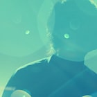 伊東歌詞太郎「記憶の箱舟」のMVに狐のお面を外して登場