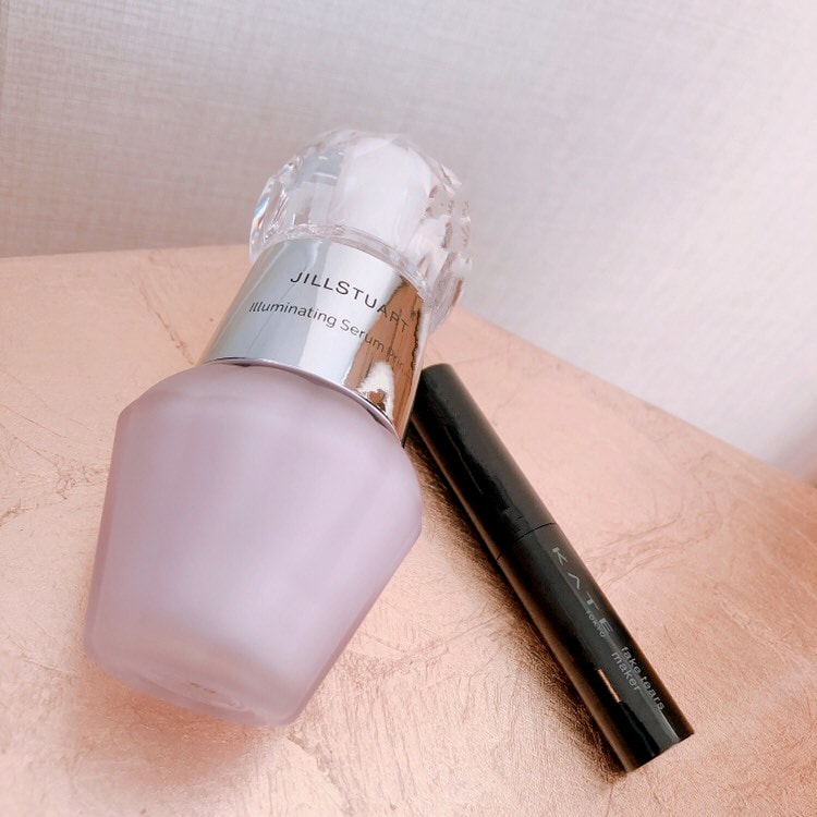 左からJILLSTUARTのイルミネイティング セラムプライマー、KATEのフェイクティアーズメイカー。（写真提供：小倉唯）