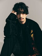 特集「装苑男子 of each world」より、黒羽麻璃央。