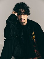 特集「装苑男子 of each world」より、黒羽麻璃央。