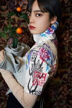 「蜷川実花と未来の女の子たち」より、平手友梨奈。