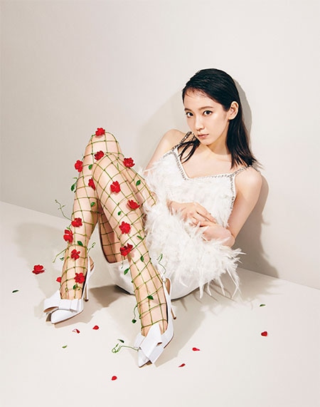 連載「PLAY A SENSATION」より、吉岡里帆。