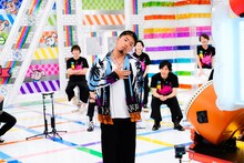 RADIO FISH「PERFECT HUMAN」の振り付けを披露する数原龍友。(c)AbemaTV,Inc.